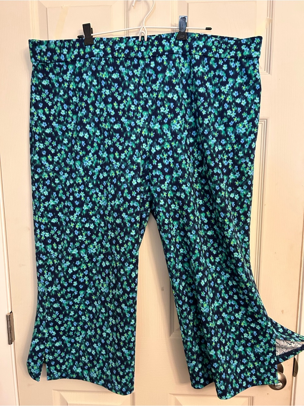Women’s Isaac Mizrahi Navy & Aqua Floral Capri Pull-On Pants - Casual 2XP